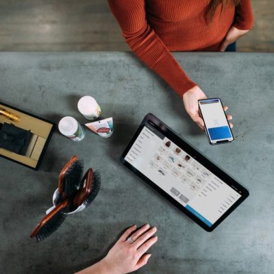 Data center: transacción entre personas utilizando smartphones y terminales POV
